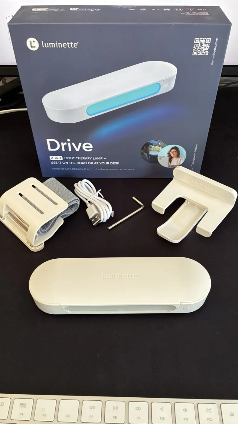 Contenu du coffret Luminette Drive : lampe, câble USB-C, clip magnétique pour écran et fixation pare-soleil