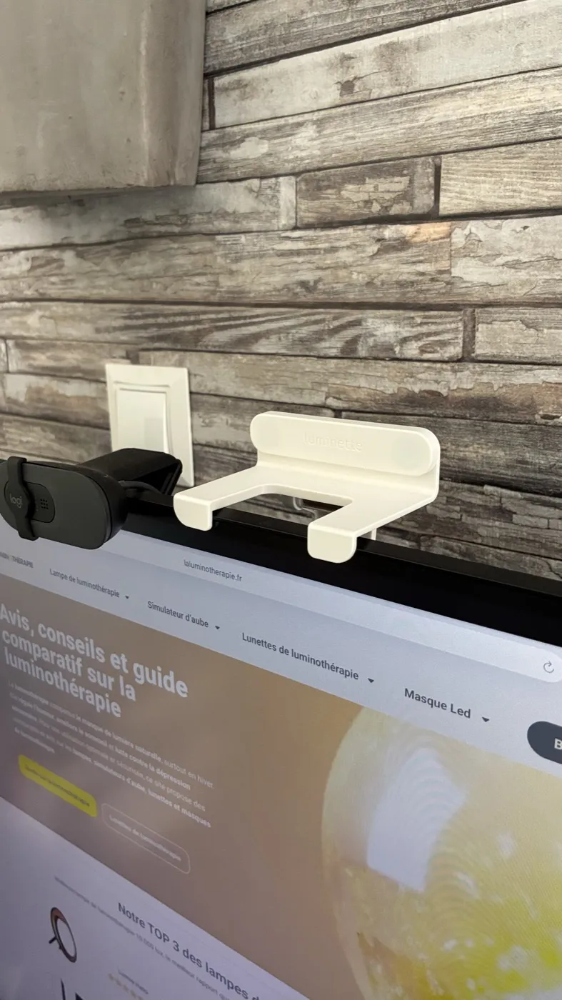 Support magnétique de la Luminette Drive posé en haut d'un écran d'ordinateur
